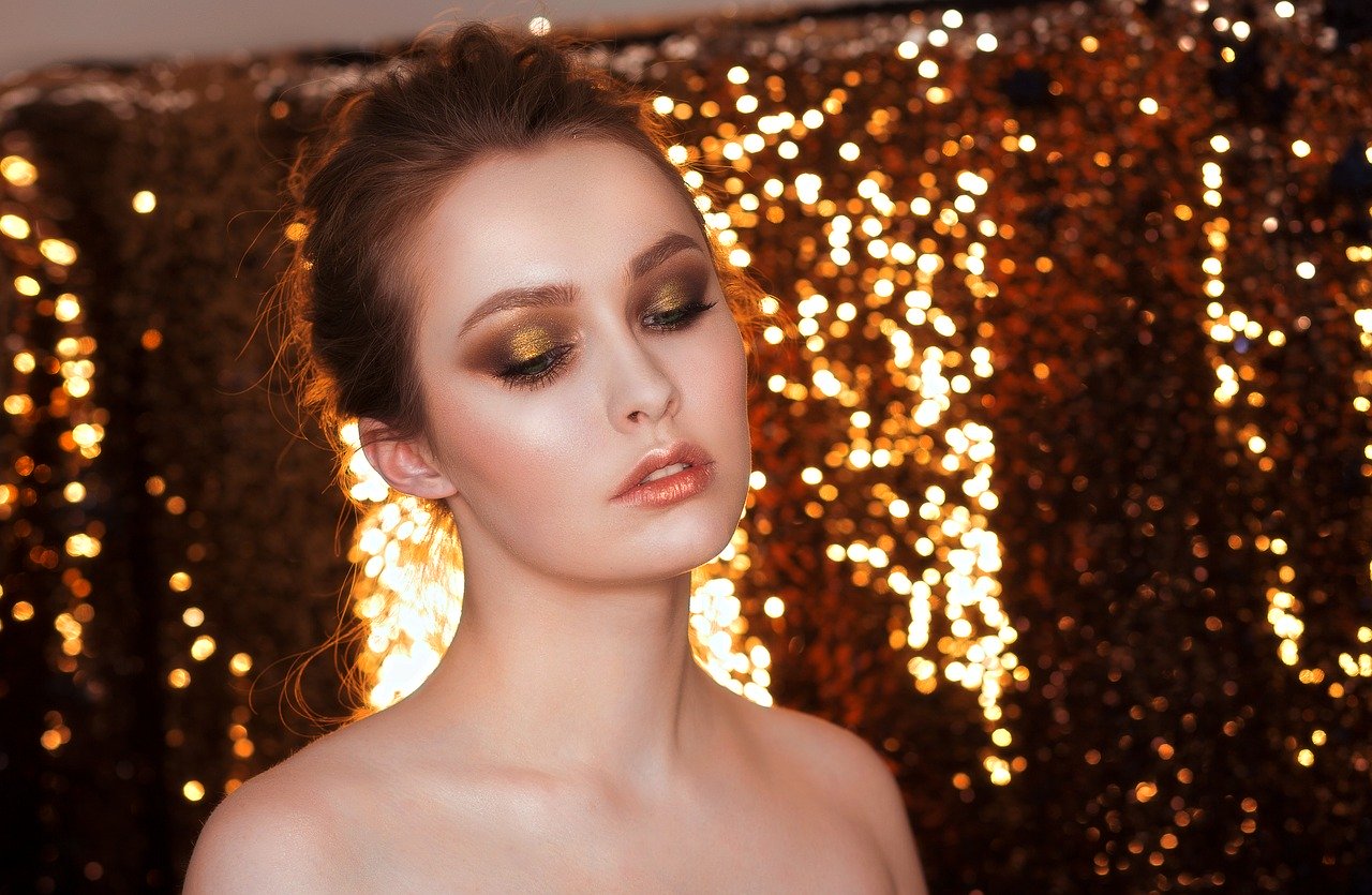 How to Get Your Glitter Makeup to Stay