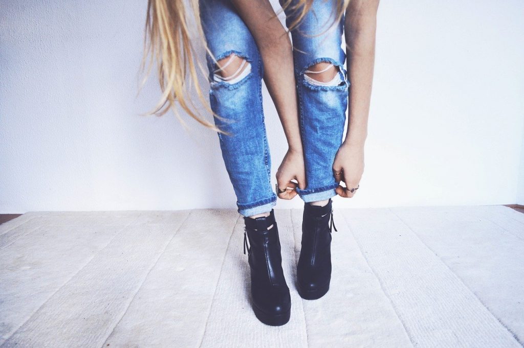 DIY: How to make Ripped Jeans